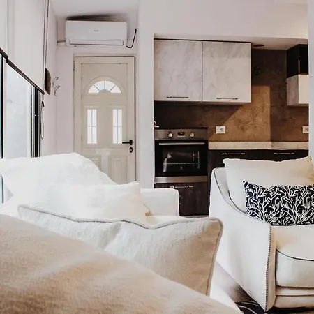 Newly Renovated, 1-bedroom House Apartment *